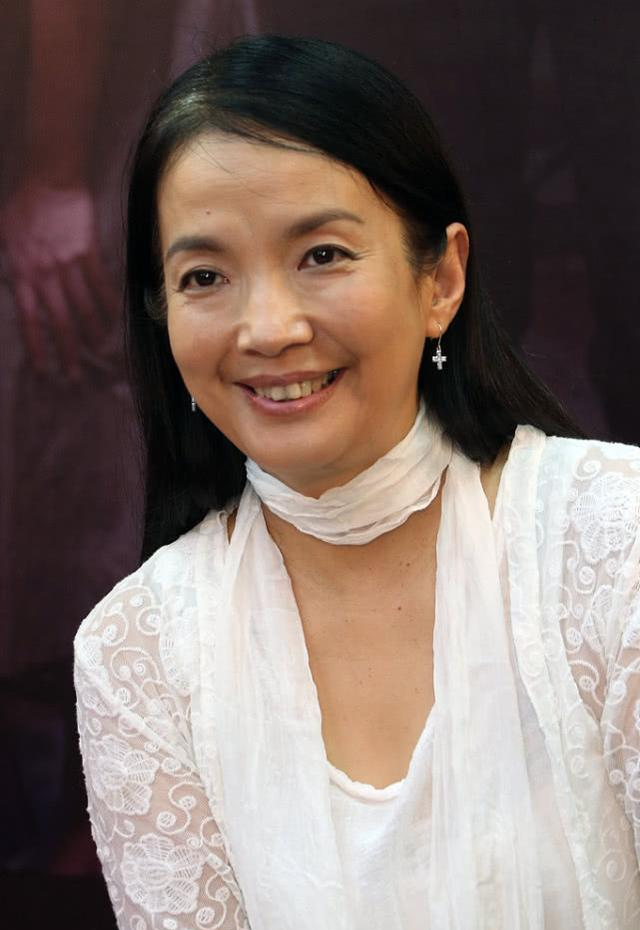 吕丽萍的身材真是很好一身白裙造型虽然看着有肉感却挺美