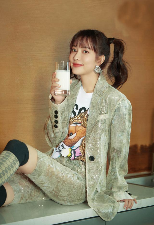 孟子义最近的写真中采取了非常干练的西装风,但是穿在她的身上似乎就