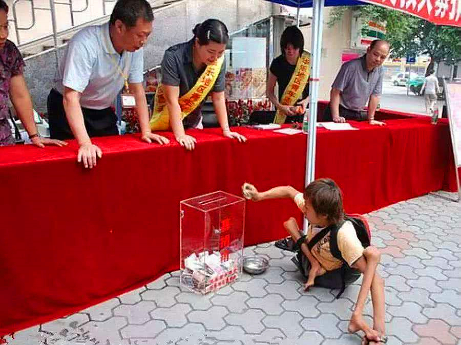 人们纷纷为灾区人民捐款捐物,全国各地自发地开展了无数场献爱心活动