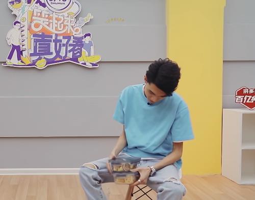 秦霄贤参加综艺节目,有谁注意他手里拿的东西?打脸半个娱乐圈