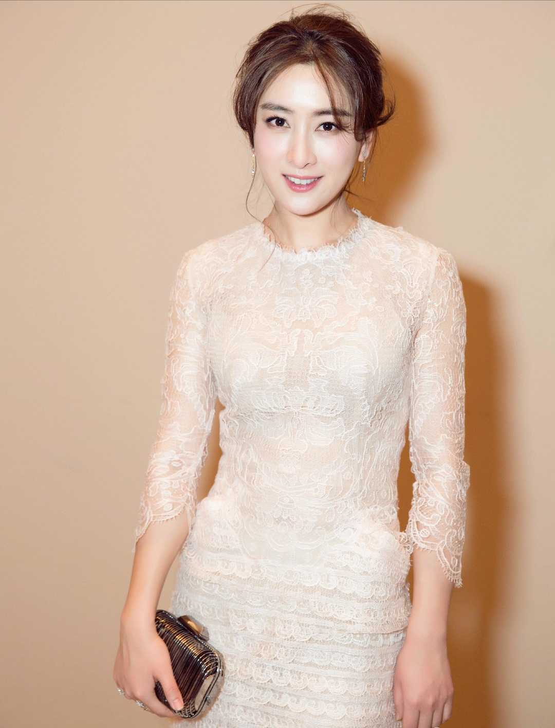 马苏又惊艳了,穿一袭薄纱半透明连衣裙身材凹凸感十足,魅力四射