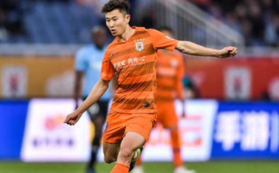 周海滨是鲁能85青训旗帜人物,他在刚出道时就踢上了球队主力.