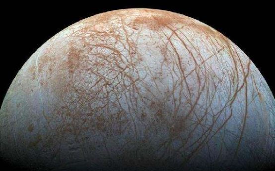 美国宇航局发布了三张,木卫二最清晰照片:表面细节惊人