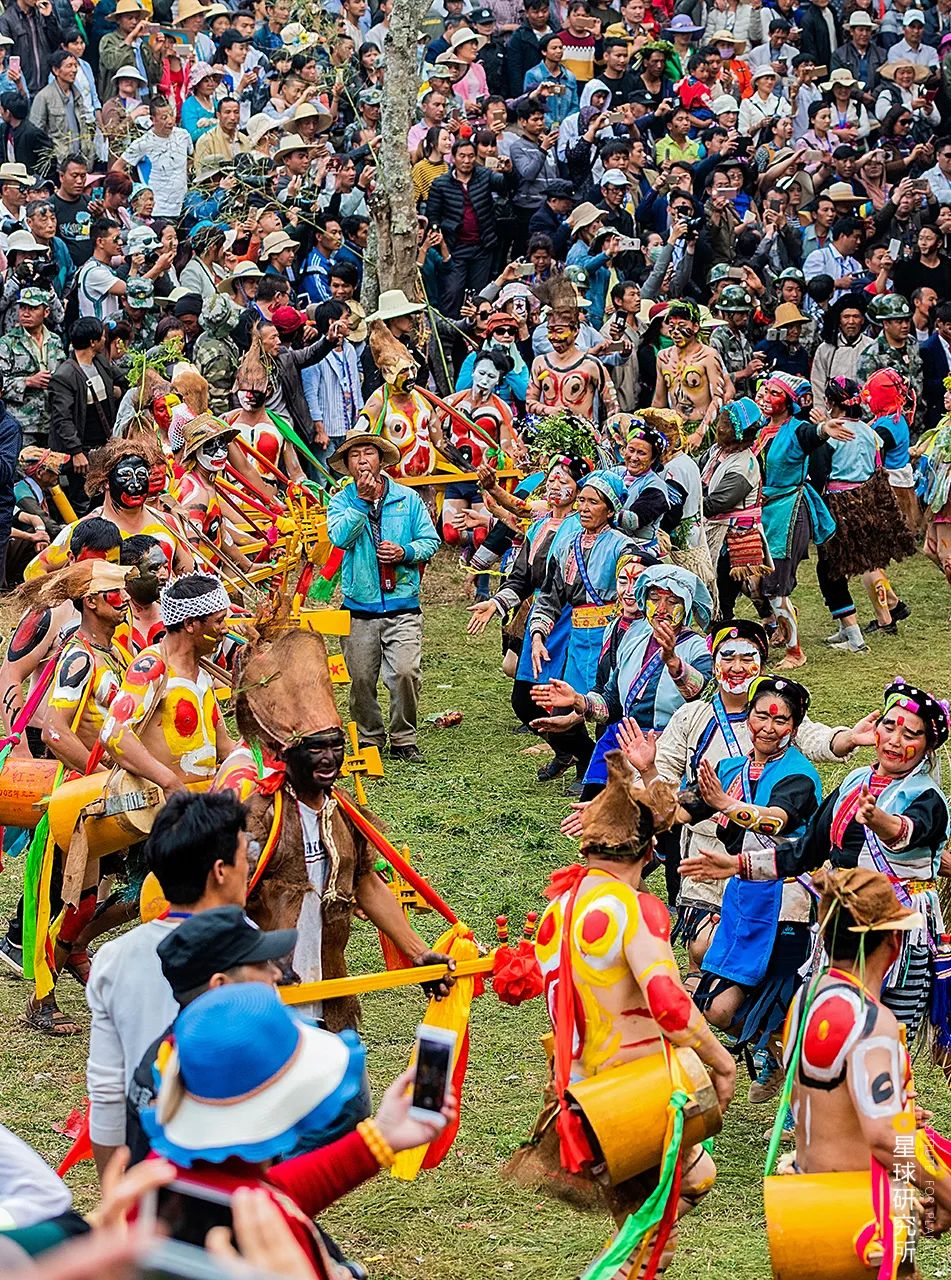 多民族融合创造出独具特色的美食过桥米线,汽锅鸡,烧豆腐,小卷粉.