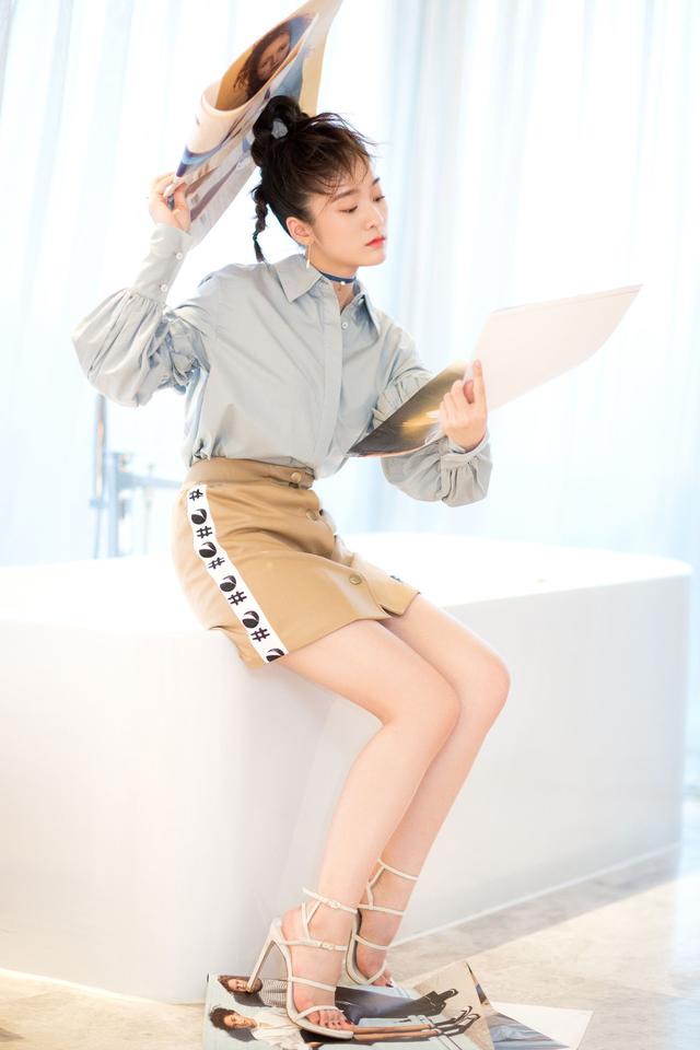 张雪迎身穿白色连身裙搭配细跟高跟鞋这双腿占了她一半的身高