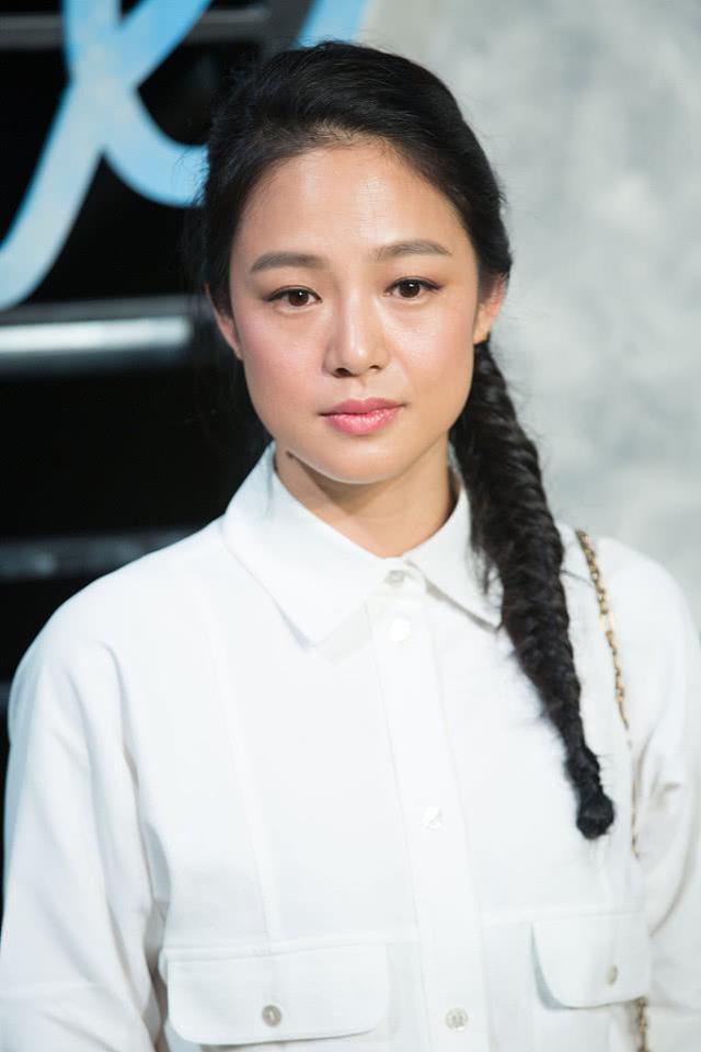 姜女郎"周韵越活越潇洒,白衬衫搭软呢裙,配麻花辫精致又复古