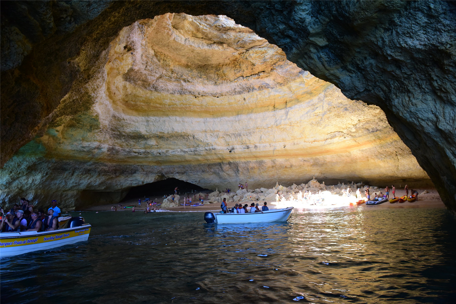神奇的海洞:游客想深入得坐船驶入,短短几百米却禁止游客游进去
