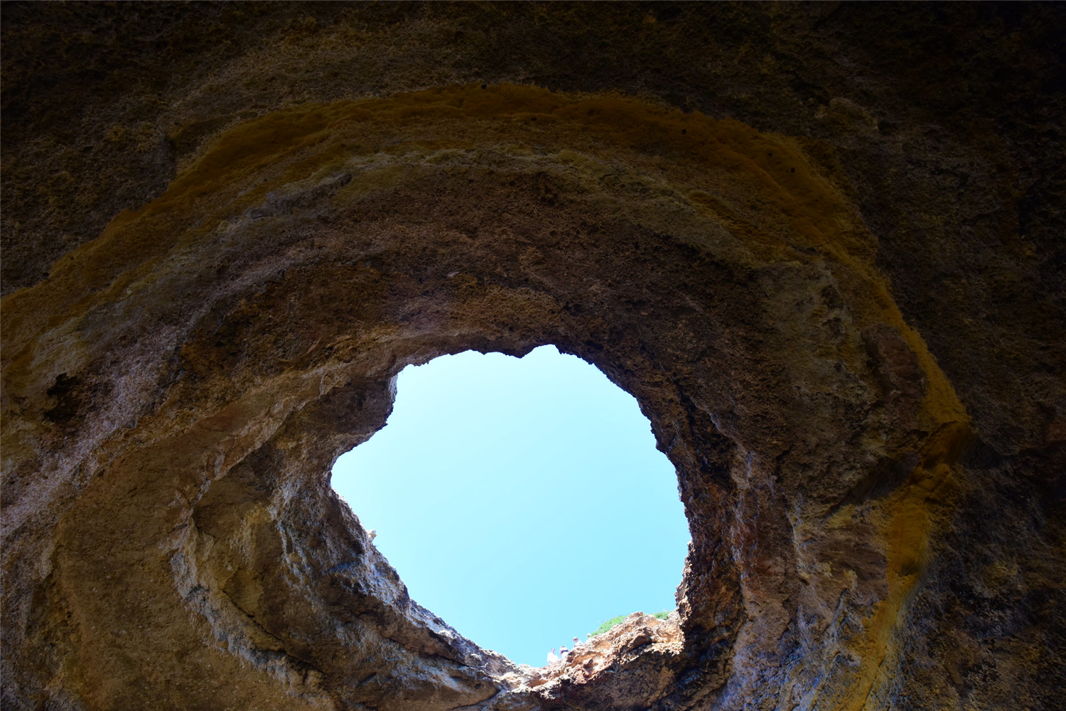 神奇的海洞:游客想深入得坐船驶入,短短几百米却禁止游客游进去