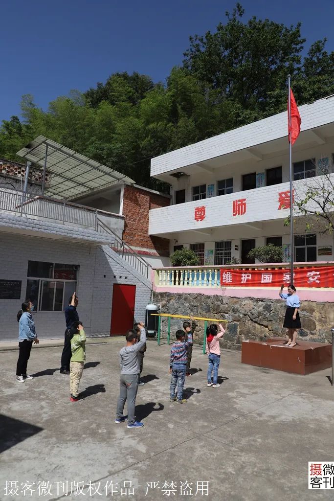 实拍复学后的山村小学:全校3位教师和6名学生拍下合影