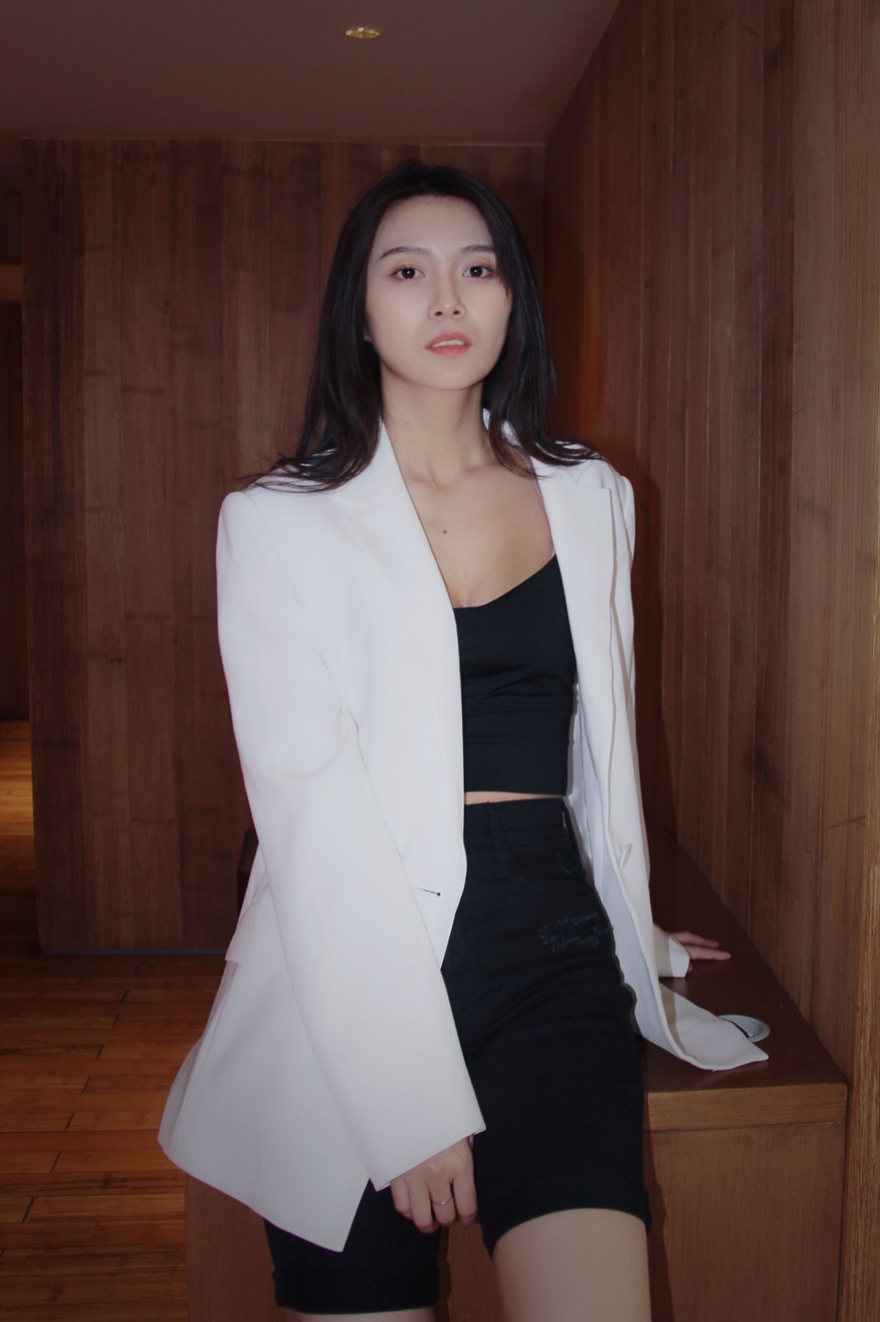 演员俞思远初夏街拍大片同款造型演绎可盐可甜不同女人味