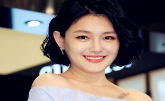 除此之外,李金良和嫩模田欣经常公开出双入对,三番五次被媒体拍到亲密