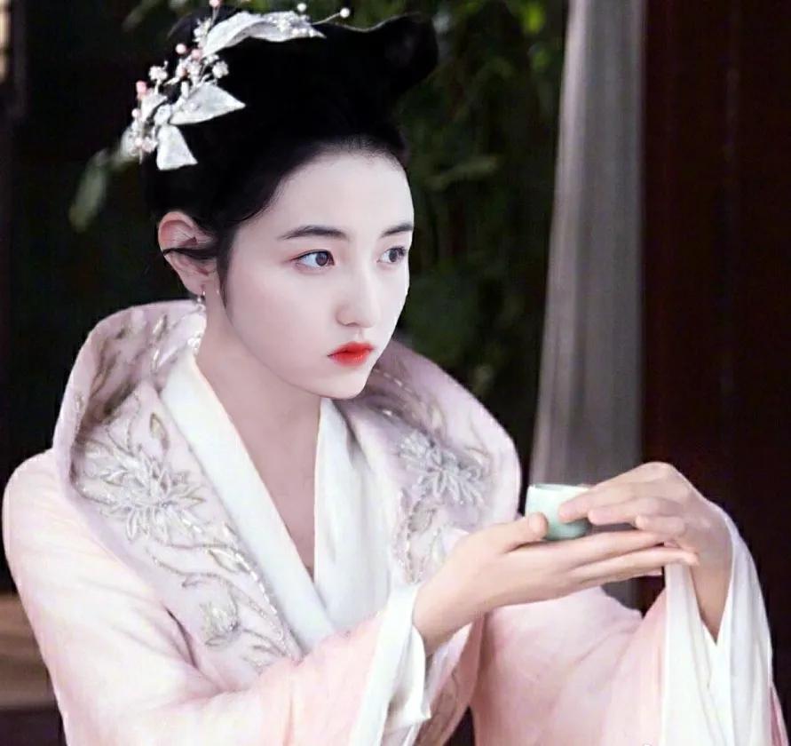 都说张子枫小时候古装造型很丑,长大后再扮古装