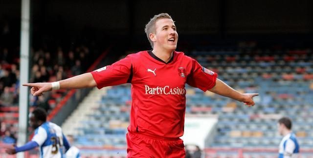 到18岁的哈里-凯恩从热刺租借加盟当时正征战英甲联赛的莱顿东方效力