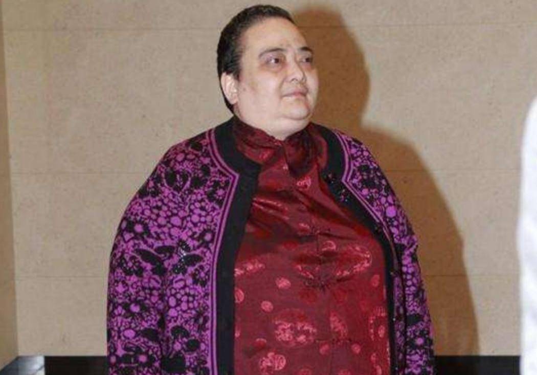 赌王大房幼女近况曝光,状告亲姐后高调出街,想大吃一顿却被制止