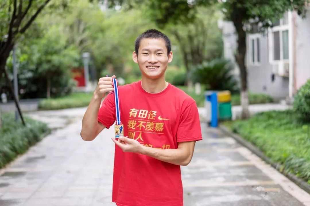 进入四川省田径队之后,何宇鸿在多个赛事中不断摘金夺银,偶尔还能打破