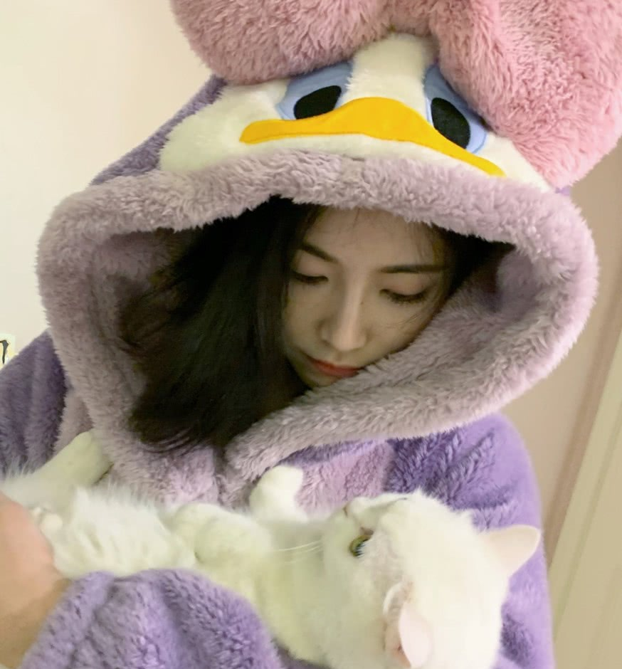 许佳琪抱着猫咪拍照看到效果才明白原来颜值高的人穿睡衣也好看