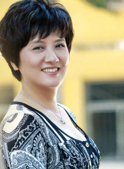 坚持不化妆究竟高级在哪里,看同年龄段的邓婕刘晓庆,就像两代人