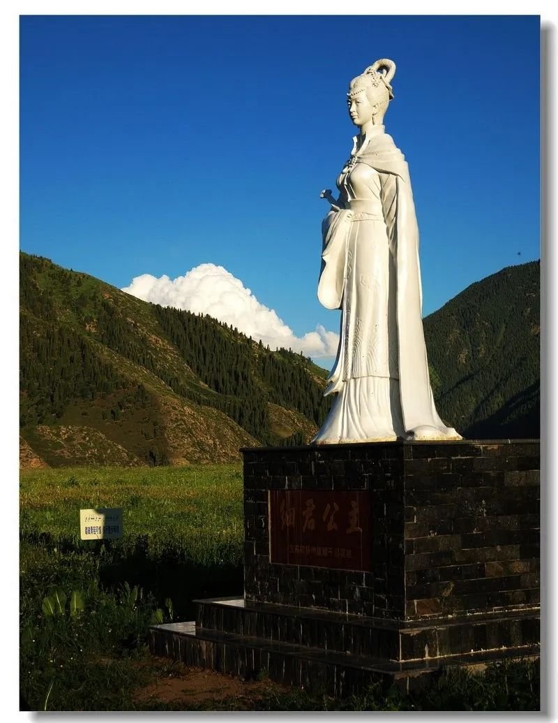 她是第一位和亲西域的公主,写下一首悲愁诗,汉武帝也感动不已