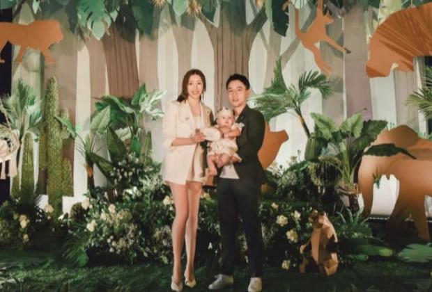 周捷退役后也成为了全职妈妈,邹凯依旧从事体操相关的工作