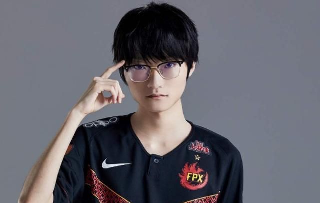 事情是这样的,小天盲僧打野,estar替补adrat在中路玩