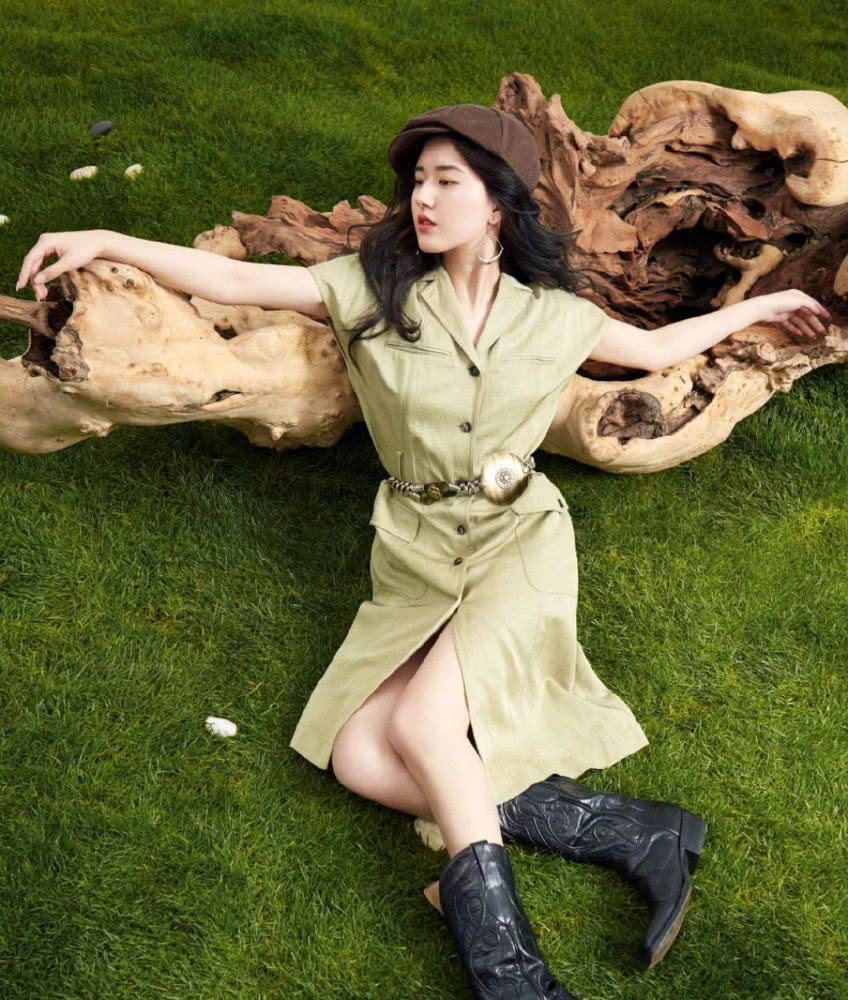 就像赵露思身上穿的这条淡绿色西装裙一样,她用一根很精致的腰带来