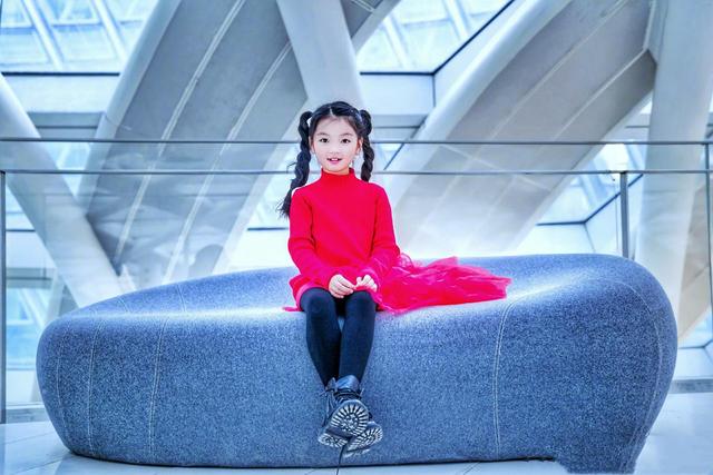 阿拉蕾长大了!大红毛衣配打底裤扎双马尾似小精灵,7岁穿衣时髦