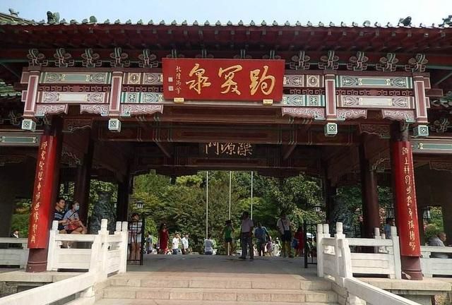 山东最受欢迎的景区，是游客必到景区，享有天下第一泉的美誉