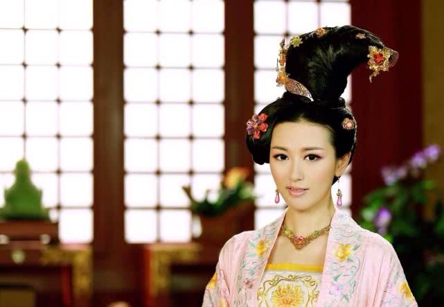 身材火辣的美女演员,出道八年不温不火,如今32岁感情生活成谜|单薇