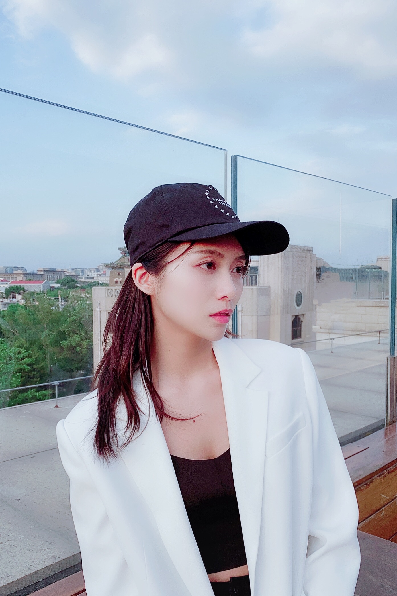 演员俞思远初夏街拍大片同款造型演绎可盐可甜不同女人味