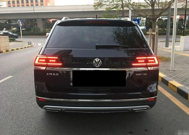 昂科旗的尾部线条呈汇集的趋势,尾窗尺寸较小整体显得很紧凑,途昂继续