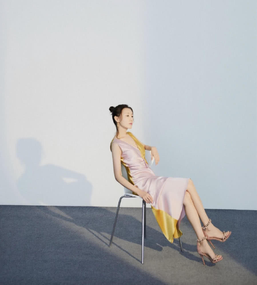 高露气质全开,身穿一袭连衣裙,两种颜色拼接得恰到好处,美呆了