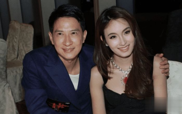 张家辉妻子和女儿逛街,一前一后像陌生人,女儿弯腰驼背引热议