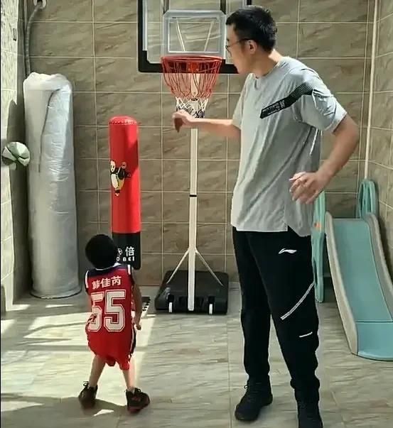 韩德君儿子亮相,同年龄段身高出类拔萃