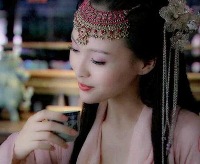 古装剧中女星喝茶,个个十分优雅,谁知看到赵丽颖,画风却变了