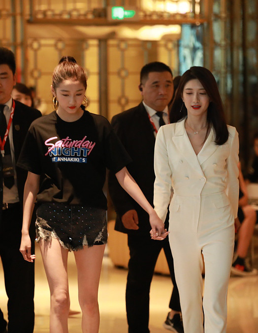 关晓彤和江疏影关系有多好手牵手参加活动还一块窝在家喝红酒