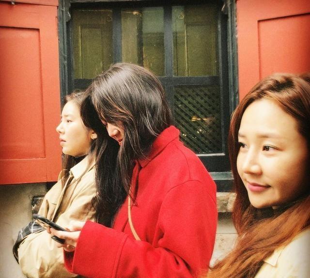 孔孝真与闺蜜伦敦聚会,果然好看的人扎堆玩,一群衣品神仙的聚会