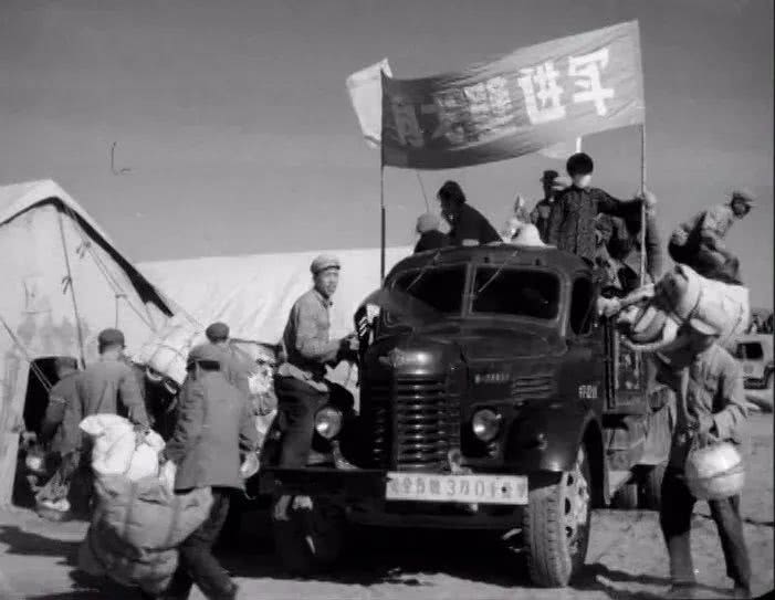 1961年8月,绿皮火车运载着河南郑州入伍的新兵前往中国酒泉卫星发射