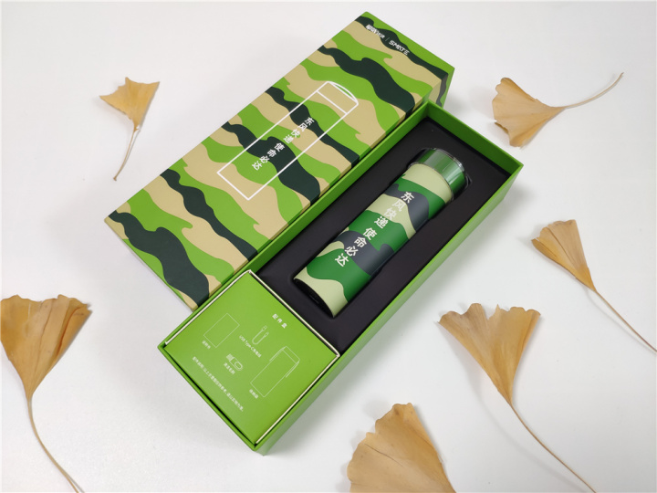 正面有产品外观造型图,印有"东风快递,使命必达"字样,展示我大国风采