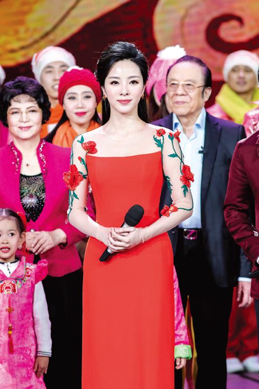 演员佟丽娅和23岁的张舒越主持了2020央视春晚,取代了46岁的朱迅和33