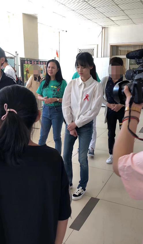 郑爽不理脸垮风波现身临汾做公益带小孩逛超市买零食生图超能打