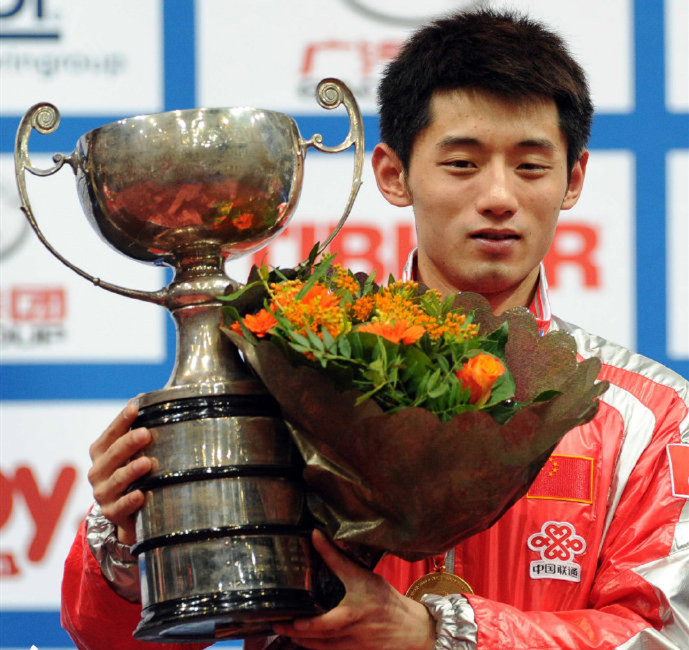 张继科世乒赛夺冠9周年!赛后捧起"女双"奖杯,官方闹大乌龙