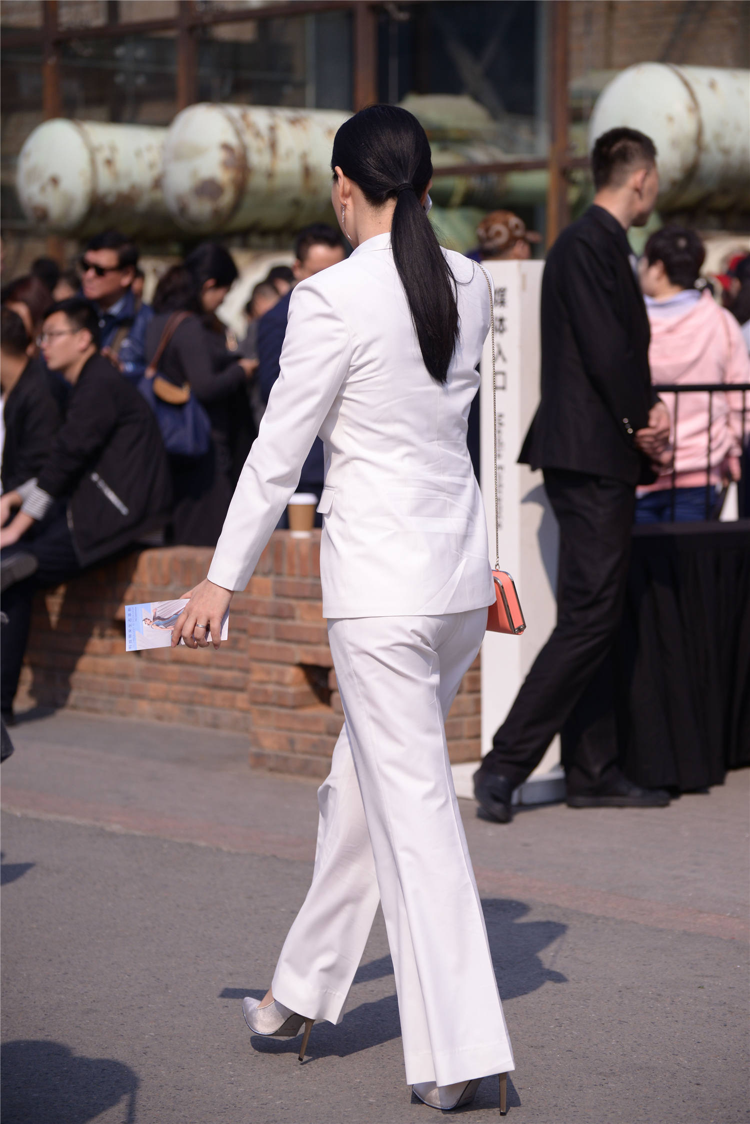 白色西服搭配西裤,一身正装,在高跟鞋衬托下,精致有型