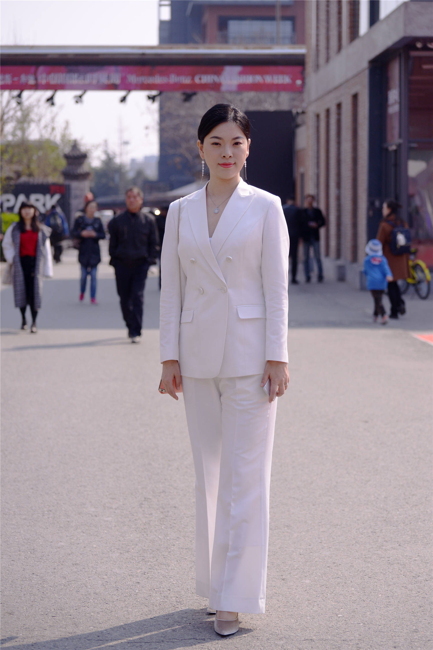白色西服搭配西裤,一身正装,在高跟鞋衬托下,精致有型