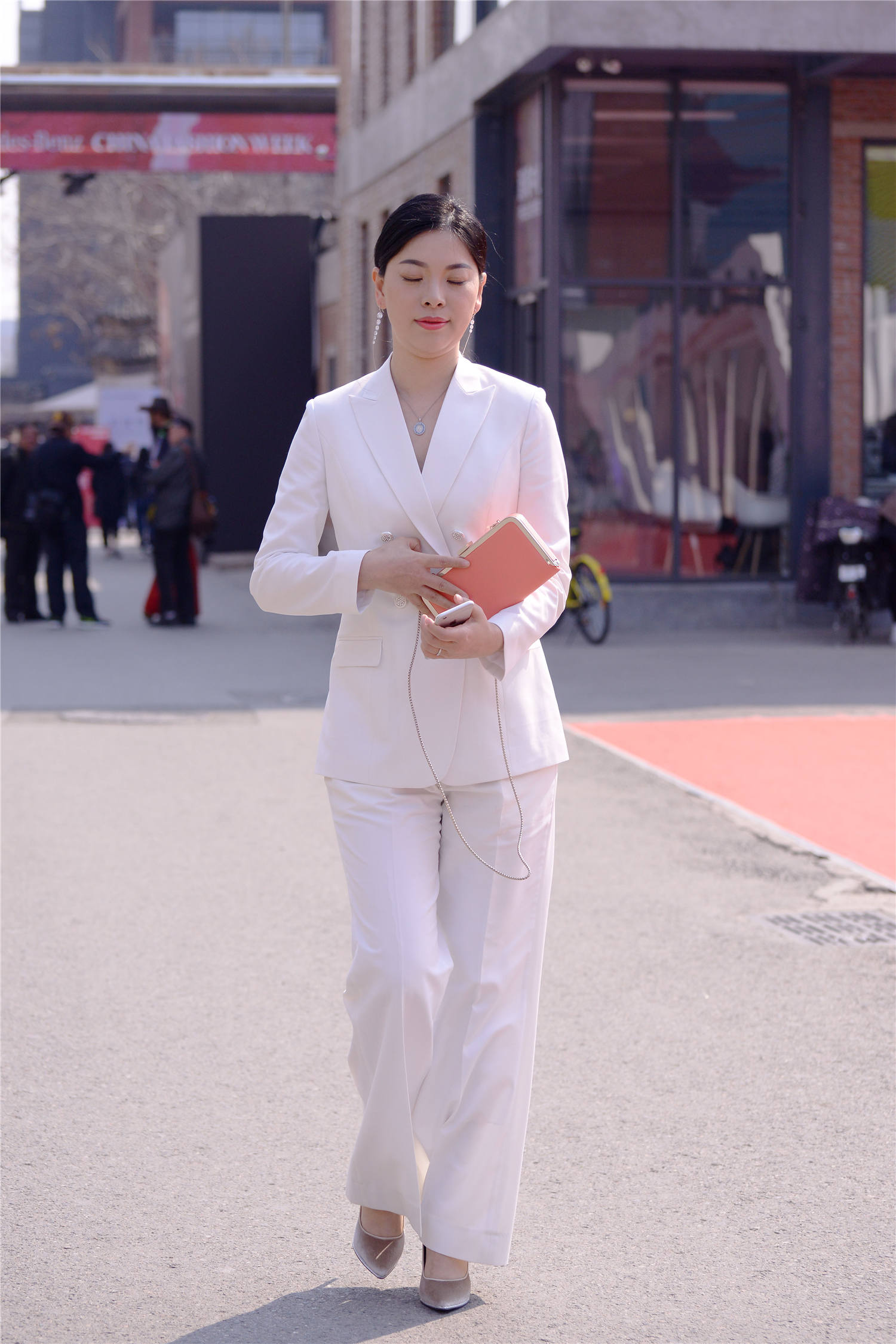 白色西服搭配西裤,一身正装,在高跟鞋衬托下,精致有型