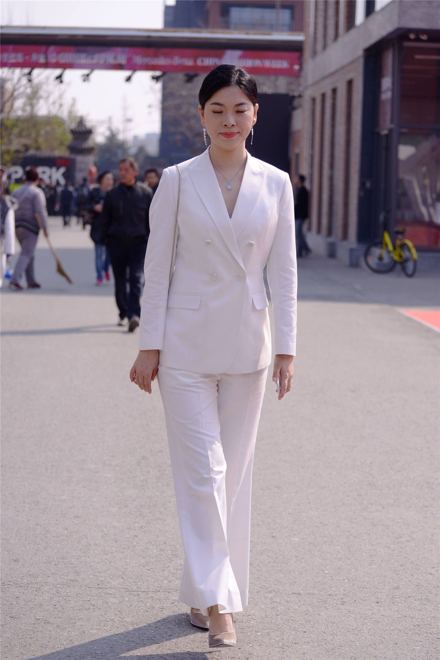 白色西服搭配西裤,一身正装,在高跟鞋衬托下,精致有型