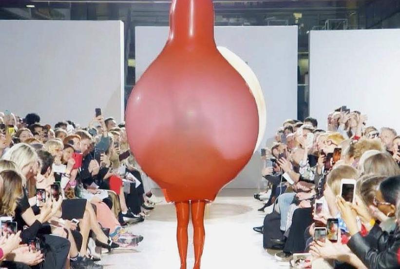 模特穿气球走秀不料气球中途泄气连观众都看傻眼了