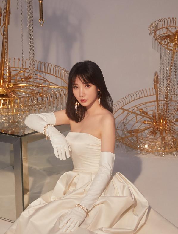 柳岩现在这么拼吗,虽然穿身休闲装走机场,但为了美口罩都摘了