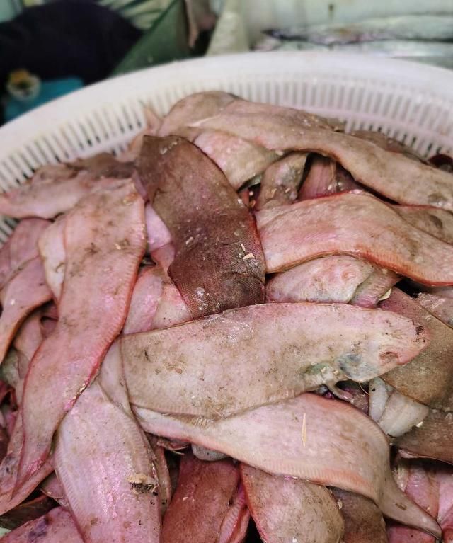 "打南边来了个喇嘛,手里拿着五斤塔嘛,打北边来了个哑巴,手里拿个喇叭