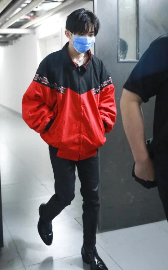 论时尚感只服易烊千玺,运动服明明穿大了一码,却显得身形更高挑