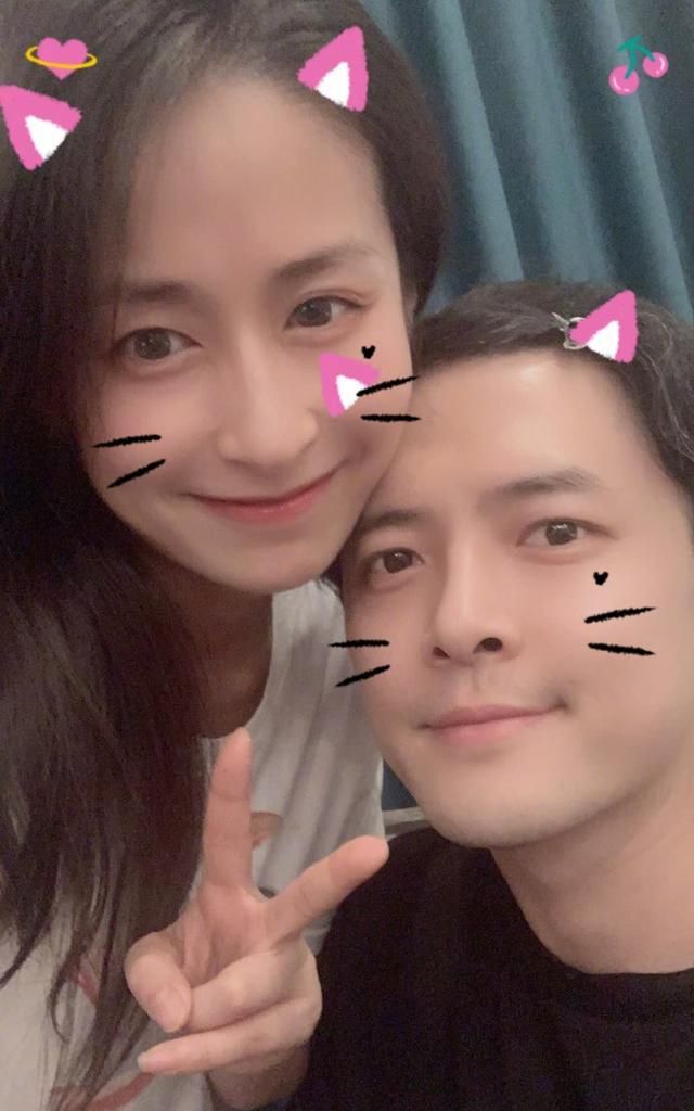 颖儿晒和付辛博结婚两年对比照开心比耶心情好